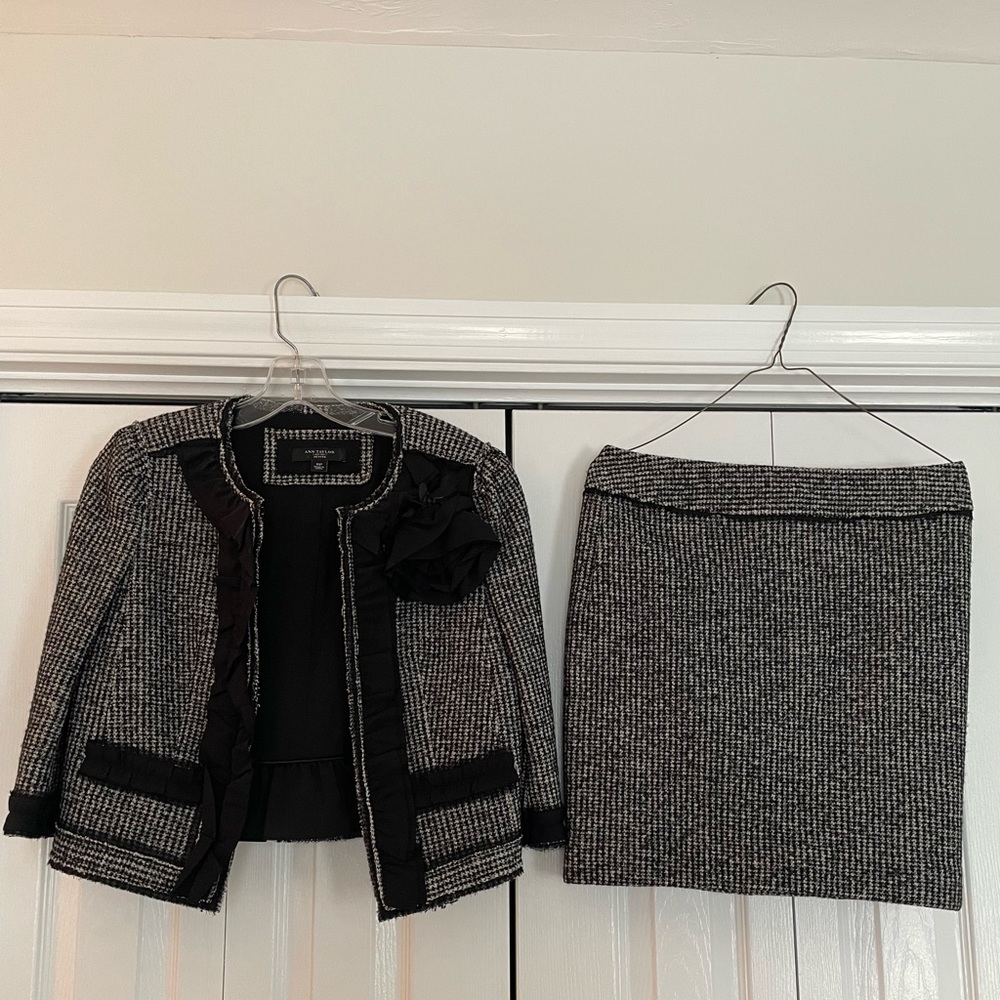 Ann Taylor Two Piece Suit. Size 6 Petite.